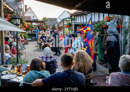 I Rendham Mummers suonano al Sibton White Horse nel Suffolk rurale, una commedia che indossa il tradizionale Blackface e in modo incredibilmente caotico Foto Stock