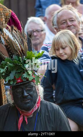 I Rendham Mummers suonano al Sibton White Horse nel Suffolk rurale, una commedia che indossa il tradizionale Blackface e in modo incredibilmente caotico Foto Stock