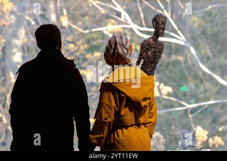 Mostra Eye to Eye al Museo di Arte Contemporanea di Teheran la mostra Eye to Eye è dedicata alla ritrattistica nell'arte moderna e contemporanea, con 130 opere di 43 artisti iraniani e 53 internazionali della collezione del museo. In questa mostra sono esposte opere di famosi artisti internazionali, tra cui Picasso e Francis Bacon. A cura di Jamal Arabzadeh, membro della facoltà dell'Università d'Arte, la mostra è organizzata con un approccio di ricerca e didattico. Le opere di questa mostra saranno esposte fino al 20 dicembre 2024, tutti i giorni tranne il lunedì. Teheran Iran Copyr Foto Stock