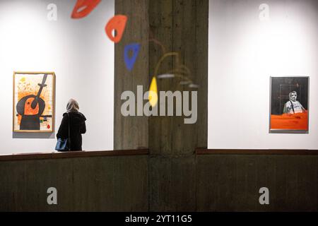 Mostra Eye to Eye al Museo di Arte Contemporanea di Teheran la mostra Eye to Eye è dedicata alla ritrattistica nell'arte moderna e contemporanea, con 130 opere di 43 artisti iraniani e 53 internazionali della collezione del museo. In questa mostra sono esposte opere di famosi artisti internazionali, tra cui Picasso e Francis Bacon. A cura di Jamal Arabzadeh, membro della facoltà dell'Università d'Arte, la mostra è organizzata con un approccio di ricerca e didattico. Le opere di questa mostra saranno esposte fino al 20 dicembre 2024, tutti i giorni tranne il lunedì. Teheran Iran Copyr Foto Stock