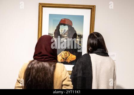 Mostra Eye to Eye al Museo di Arte Contemporanea di Teheran la mostra Eye to Eye è dedicata alla ritrattistica nell'arte moderna e contemporanea, con 130 opere di 43 artisti iraniani e 53 internazionali della collezione del museo. In questa mostra sono esposte opere di famosi artisti internazionali, tra cui Picasso e Francis Bacon. A cura di Jamal Arabzadeh, membro della facoltà dell'Università d'Arte, la mostra è organizzata con un approccio di ricerca e didattico. Le opere di questa mostra saranno esposte fino al 20 dicembre 2024, tutti i giorni tranne il lunedì. Teheran Iran Copyr Foto Stock