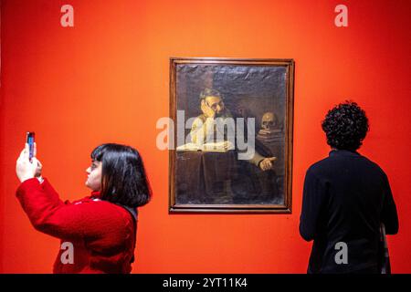 Mostra Eye to Eye al Museo di Arte Contemporanea di Teheran la mostra Eye to Eye è dedicata alla ritrattistica nell'arte moderna e contemporanea, con 130 opere di 43 artisti iraniani e 53 internazionali della collezione del museo. In questa mostra sono esposte opere di famosi artisti internazionali, tra cui Picasso e Francis Bacon. A cura di Jamal Arabzadeh, membro della facoltà dell'Università d'Arte, la mostra è organizzata con un approccio di ricerca e didattico. Le opere di questa mostra saranno esposte fino al 20 dicembre 2024, tutti i giorni tranne il lunedì. Teheran Iran Copyr Foto Stock