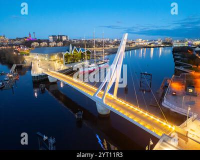 Vista aerea del nuovo ponte Govan - Partick che attraversa il fiume Clyde a Govan Glasgow. Il ponte pedonale stazionato con cavo è progettato per ruotare in posizione aperta Foto Stock