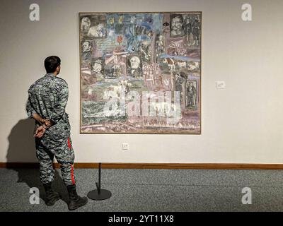 Mostra Eye to Eye al Museo di Arte Contemporanea di Teheran la mostra Eye to Eye è dedicata alla ritrattistica nell'arte moderna e contemporanea, con 130 opere di 43 artisti iraniani e 53 internazionali della collezione del museo. In questa mostra sono esposte opere di famosi artisti internazionali, tra cui Picasso e Francis Bacon. A cura di Jamal Arabzadeh, membro della facoltà dell'Università d'Arte, la mostra è organizzata con un approccio di ricerca e didattico. Le opere di questa mostra saranno esposte fino al 20 dicembre 2024, tutti i giorni tranne il lunedì. Teheran Iran Copyr Foto Stock