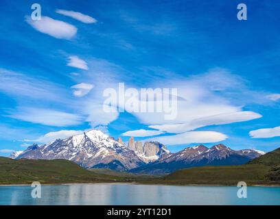 Vista distante delle Torres del Paine dalla Laguna Amarga nella Patagonia cilena in Sud America Foto Stock