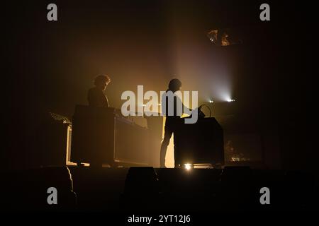 JUSTICE offre uno spettacolo elettrizzante al Pacific Coliseum di Vancouver, British Columbia, martedì 8 ottobre 2024. Foto Stock