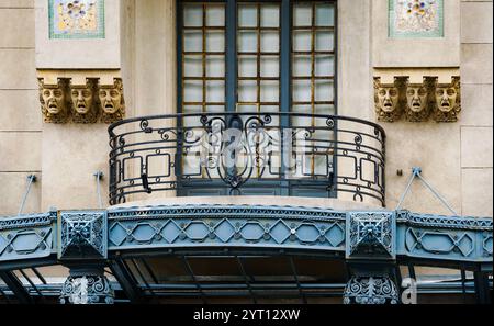 Balcone decorato in stile Art Deco e finestre su un edificio a Buenos Aires Argentina Foto Stock