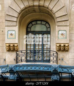 Balcone decorato in stile Art Deco e finestre su un edificio a Buenos Aires Argentina Foto Stock