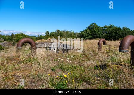 Tubi di ventilazione su Tjurkö Skans, uno storico bunker abbandonato e posto perso sull'isola di Tjurkö vicino a Karlskrona, Blekinge län, Svezia. Foto Stock