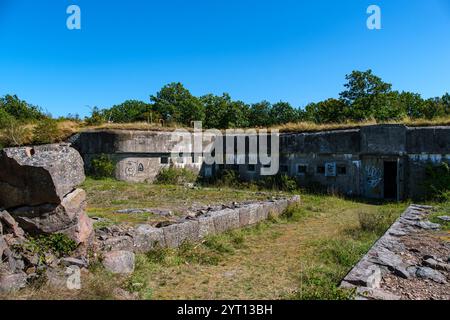 Tjurkö Skans, uno storico complesso di bunker abbandonato e luogo perduto sull'isola di Tjurkö vicino a Karlskrona, Blekinge län, Svezia. Foto Stock