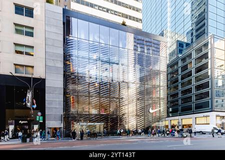 Manhattan, New York, Stati Uniti - 15 febbraio 2023: Negozio di attrezzature sportive Nike in centro in una giornata invernale di sole Foto Stock