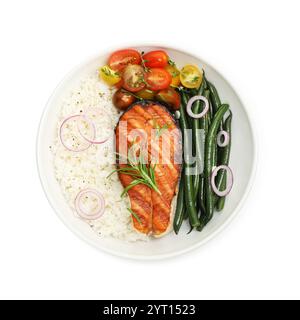 Gustosa bistecca di salmone alla griglia con riso e verdure isolate sul bianco, vista dall'alto Foto Stock