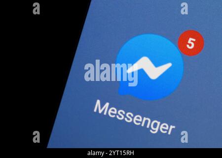 Leszno, Polonia. 5 dicembre 2024. Icona di notifica Messenger sulla schermata Mobile Foto Stock