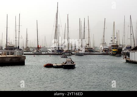 Serenità a Capo Verde Marina: Le barche a vela adornano il lungomare in questo idilliaco paradiso costiero. Foto Stock