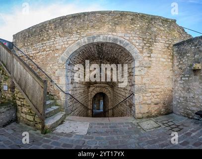 Provins, Francia - 11 30 2024: Veduta della scalinata in pietra e del muro fortificato nella Torre Cesare Foto Stock