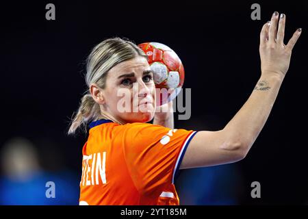 WENEN - la stella olandese di pallamano Angela Malestein in azione contro la Slovenia durante la prima partita del girone principale ai Campionati europei di pallamano. ANP RONALD HOOGENDOORN Foto Stock