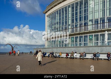 Casino-Kursaal e scultura Dansende Golven / Dancing Waves on Promenade in inverno presso la località balneare Ostend / Ostenda, Fiandre occidentali, Belgio Foto Stock