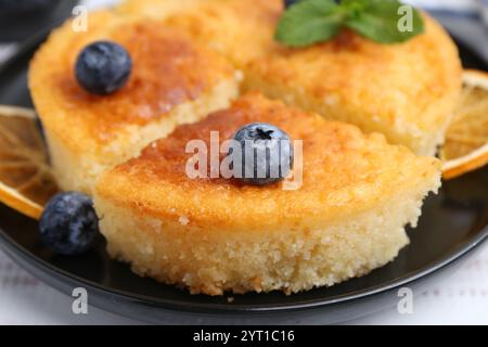Deliziosa torta di semola con mirtilli su un tavolo di legno bianco, primo piano Foto Stock