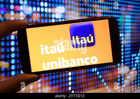 In questa illustrazione fotografica, il logo aziendale Itau Unibanco viene visualizzato sullo schermo di uno smartphone. Foto Stock