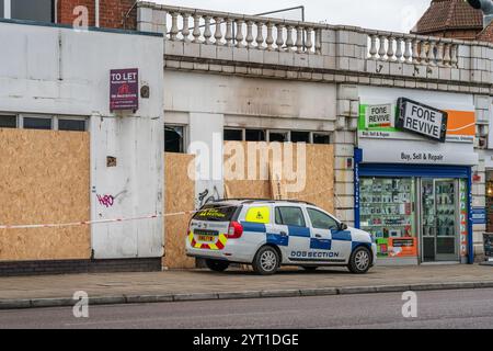 Southampton, Regno Unito. 5 dicembre 2024. E' stata avviata un'indagine per incendio doloso in un incendio in un'ex banca a Shirley lungo Shirley High Street. L'edificio interessato lungo Shirley High Street è stato chiuso e un'auto della sezione cani della polizia è parcheggiata all'esterno mentre viene condotta un'indagine all'interno. Foto Stock