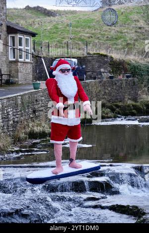 Un Babbo Natale in maglia a grandezza naturale su Gayle Beck. Foto Stock