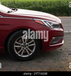 Dettaglio della ruota anteriore della berlina coreana Hyundai Sonata di medie dimensioni. Auto di medie dimensioni Hyundai Sonata parcheggiata sulla strada. Vista frontale con fari. Nessuno, Foto Stock