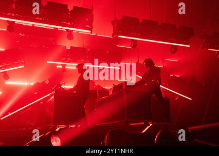 JUSTICE offre uno spettacolo elettrizzante al Pacific Coliseum di Vancouver, British Columbia, martedì 8 ottobre 2024. Foto Stock