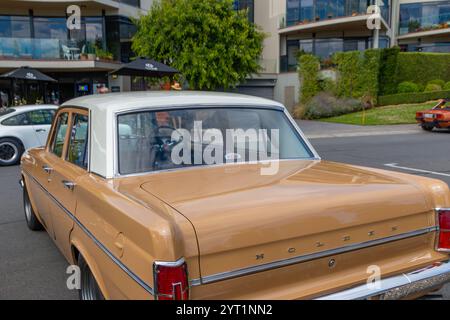 Hobart, Tasmania, Australia - dicembre 31 2024: Auto d'epoca brown Classic EH Holden a Long Beach Sandy Bay Foto Stock