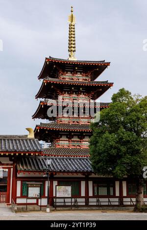 Tradizionale Pagoda Giapponese annidata in uno splendido ambiente storico. Foto Stock