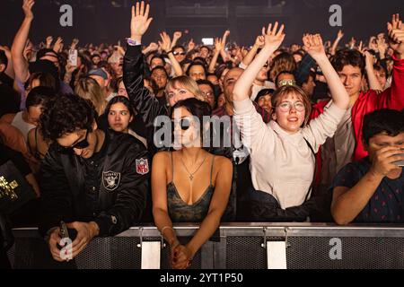 Una folla di tifosi EDM danzerà tutta la notte durante l'esibizione della Justice al Pacific Coliseum di Vancouver, British Columbia, martedì 8 ottobre 2024. Foto Stock