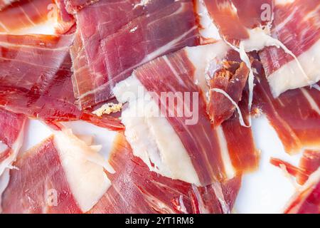lussuoso prosciutto iberico alimentato a ghiande nei dettagli, fette di prosciutto stagionato iberico alimentato a ghiande, vista da vicino Foto Stock