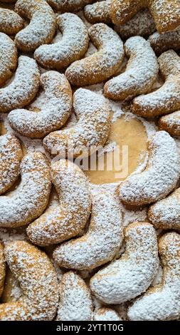 Panetteria di Natale. Vista dall'alto del classico Vanilla Kipferl, piccoli biscotti natalizi tradizionali a forma di luna crescente Foto Stock