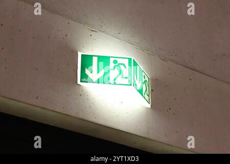 Registrazione uscita di emergenza illuminata in un ambiente interno moderno Foto Stock
