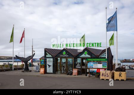 Husavik, Islanda, 21.05.22. Edificio del centro di avvistamento delle balene con biglietteria e statua della coda di balena nel porto di Husavik. Foto Stock