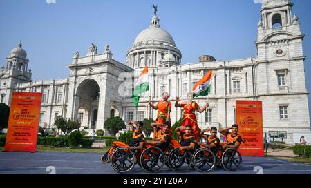 Kolkata, India. 5 dicembre 2024. Un gruppo speciale "Nava Uttan Group" esegue una danza speciale su sedia a rotelle chiamata "Dance on Wheels" durante l'edizione UTSAV III dell'AMI ART FESTIVAL presso la Victoria Memorial Hall in collaborazione con il Kolkata Centre for Creativity. Credito: SOPA Images Limited/Alamy Live News Foto Stock