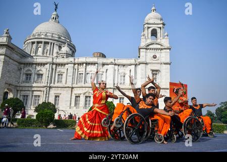 Kolkata, India. 5 dicembre 2024. Un gruppo speciale "Nava Uttan Group" esegue una danza speciale su sedia a rotelle chiamata "Dance on Wheels" durante l'edizione UTSAV III dell'AMI ART FESTIVAL presso la Victoria Memorial Hall in collaborazione con il Kolkata Centre for Creativity. Credito: SOPA Images Limited/Alamy Live News Foto Stock