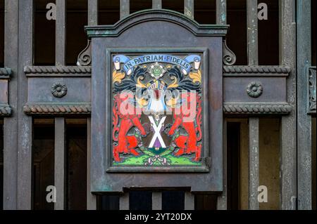 Stemma su un cancello all'ingresso di un edificio bancario, Glasgow, Scozia, Regno Unito, Europa Foto Stock