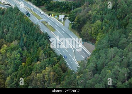 Vista aerea dei veicoli sulla Forest Highway, circondata da fitte vegetazione Foto Stock