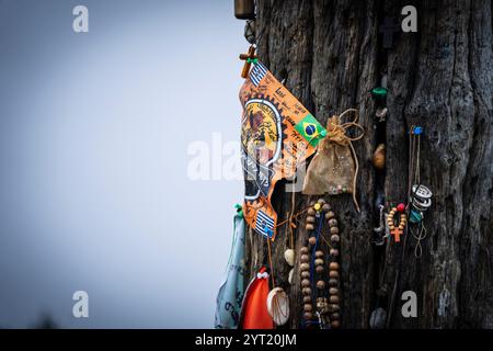 tumulo di pietre votive e offerte, Cruz de ferro (Croce di ferro), collina di Foncebadón, regione di Bierzo, Castiglia e León, Spagna Foto Stock