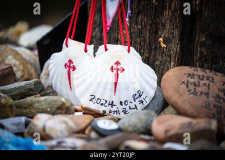 tumulo di pietre votive e offerte, Cruz de ferro (Croce di ferro), collina di Foncebadón, regione di Bierzo, Castiglia e León, Spagna Foto Stock