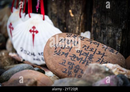 tumulo di pietre votive e offerte, Cruz de ferro (Croce di ferro), collina di Foncebadón, regione di Bierzo, Castiglia e León, Spagna Foto Stock