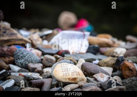 tumulo di pietre votive e offerte, Cruz de ferro (Croce di ferro), collina di Foncebadón, regione di Bierzo, Castiglia e León, Spagna Foto Stock