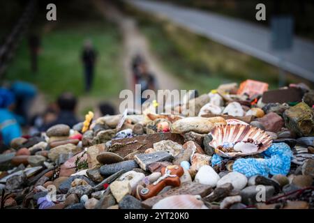 tumulo di pietre votive e offerte, Cruz de ferro (Croce di ferro), collina di Foncebadón, regione di Bierzo, Castiglia e León, Spagna Foto Stock