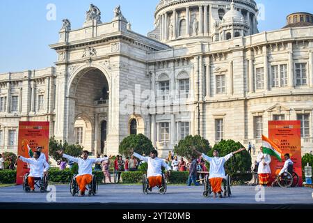 Kolkata, India. 5 dicembre 2024. Un gruppo speciale "Nava Uttan Group" esegue una danza speciale su sedia a rotelle chiamata "Dance on Wheels" durante l'edizione UTSAV III dell'AMI ART FESTIVAL presso la Victoria Memorial Hall in collaborazione con il Kolkata Centre for Creativity. Credito: SOPA Images Limited/Alamy Live News Foto Stock