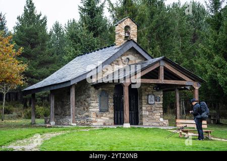 Eremo di Santiago, vicino alla Croce, Cruz de ferro (Croce di ferro), collina Foncebadón, regione del Bierzo, Castiglia e León, Spagna Foto Stock