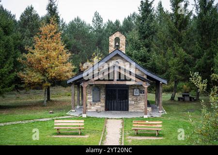 Eremo di Santiago, vicino alla Croce, Cruz de ferro (Croce di ferro), collina Foncebadón, regione del Bierzo, Castiglia e León, Spagna Foto Stock