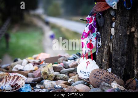 tumulo di pietre votive e offerte, Cruz de ferro (Croce di ferro), collina di Foncebadón, regione di Bierzo, Castiglia e León, Spagna Foto Stock