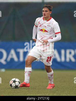 Milano, Italia. 26 novembre 2024. Cenny Neumann dell'RB Leipzig durante la partita di UEFA Youth League al Konami Youth Development Center in memoria di Giacinto Facchetti, Milano. Il credito per immagini dovrebbe essere: Jonathan Moscrop/Sportimage Credit: Sportimage Ltd/Alamy Live News Foto Stock