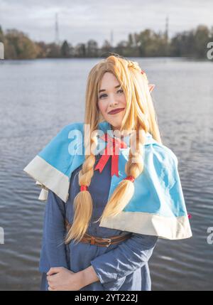 Una bella ragazza adolescente cosplayer vestita da personaggio Anime Giapponese in un fumetto all'aperto con luce soffusa del sole Foto Stock