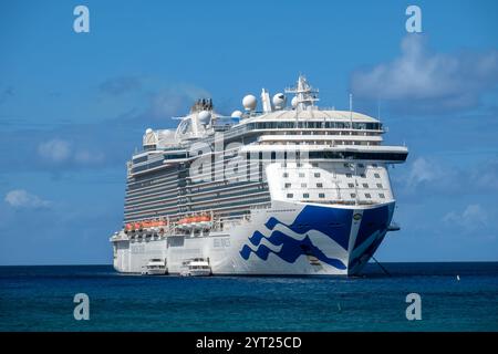 La nave da crociera Regal Princess ormeggiata al largo delle Isole Cayman, con l'imbarco dei passeggeri a terra Foto Stock